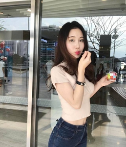 ysl热门蜜桃色,彩妆新宠：揭秘ysl蜜桃色潮流搭配技巧-2